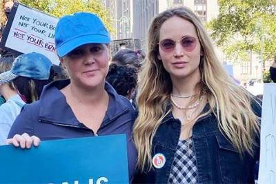 Беременная Дженнифер Лоуренс приняла участие в митинге за право женщин на аборт