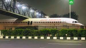 В Индии самолет застрял под мостом