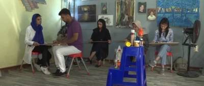 В Таджикистане афганский беженец открыл школу и учит соотечественников живописи