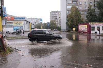 В Новосибирске дождь затопил дорогу и остановку на улице Дукача