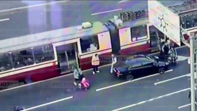 На Мужества водитель бросился с пистолетом на пассажиров трамвая