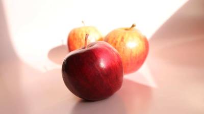 Диетолог Соломатина рассказала, кому противопоказано есть много яблок