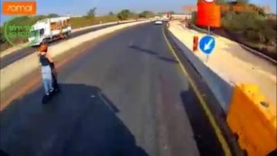 Видео: электросамокат на скорости 80 км/час обгоняет машины на шоссе возле Рош ха-Аина