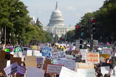 Десятки тысяч человек вышли на улицы США на акции против ограничения абортов