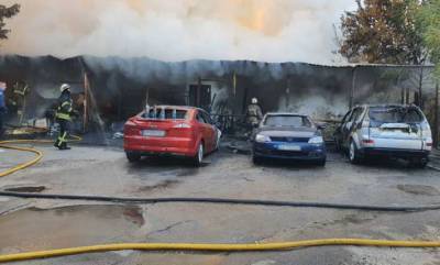 В Харькове пожар уничтожил четыре автомобиля