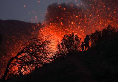Вулкан на Канарах продолжает извергаться из нового жерла: местных жителей призывают не покидать дома