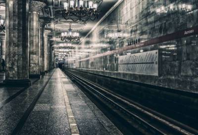 Упавшая на рельсы в метро Петербурга женщина лишилась ног