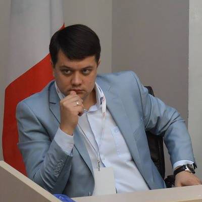 Фракция "Слуга народа" почти единогласно поддержала отставку Разумкова