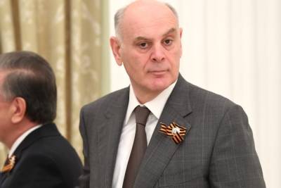 Президент Абхазии прервал визит в РФ из-за перестрелки депутатов в Сухуми