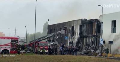 В Милане частный самолет упал на здание. Восемь человек погибли