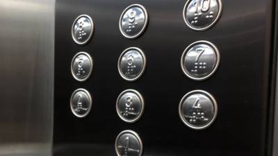 Лифт с семью подростками упал в петербургской многоэтажке