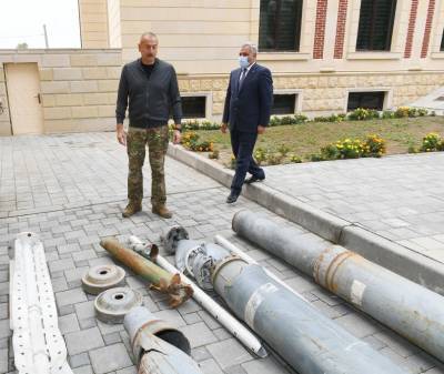 Президент Ильхам Алиев посмотрел снаряды, сброшенные на Тертерский район армянскими вооруженными формированиями