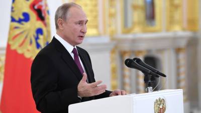 Владимир Путин - Александр Невский - Елен Шмелев - Путин наградил орденами руководителя фонда «Талант и успех», выдающегося историка и сотрудников РПЦ - mir24.tv - Россия