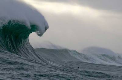Американский морской беспилотник снял видео изнутри урагана: гигантские волны впечатляют