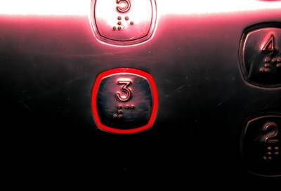 В МЧС прокомментировали информацию о падении лифта с подростками в Красном Селе
