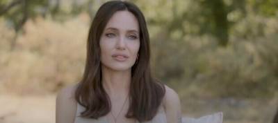 Анджелина Джоли с ярким макияжем показала, как нужно выглядеть в 46 лет