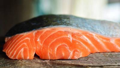 «Без запаха, не яркая»: эксперт перечислила правила покупки рыбы