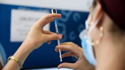 Исследование в Израиле: третья доза вакцины защищает от тяжелой болезни и смерти