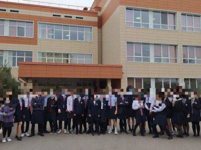 В Казахстане ученики пришли в школу в юбках в знак протеста после самоубийства подростка