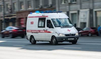 В Тюмени в ночь на 30 октября 2021 по улице Холодильной автомобиль сбил двух человек