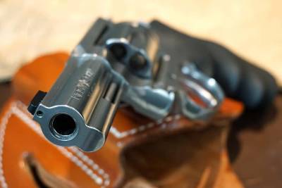 СМИ обнародовали имена заряжавших пистолет Болдуина и мира