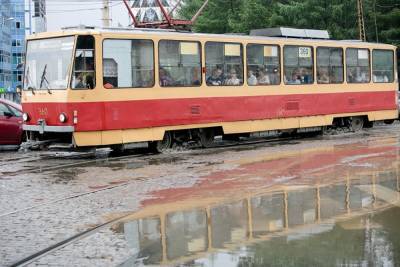 В Челябинске экскаватор ковшом пробил трамвайное окно