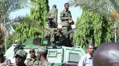 РИА Новости: армия блокировала все мосты и центральные улицы в столице Судана