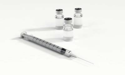 Известный врач предупредил об опасности людей, сделавших только одну прививку от COVID-19 и мира