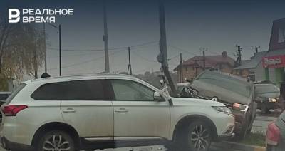В поселке под Казанью машина вылетела с дороги и врезалась в припаркованные машины