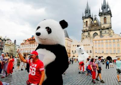 В Праге иностранец «подставил» бездомного, нарядив пандой