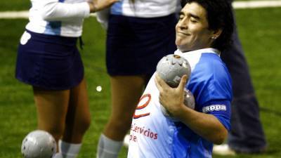 Мир вспоминает суперзвезду футбола Диего Марадону