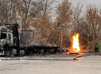 Взрыв на АЗС на Харьковщине: горение продолжается третьи сутки