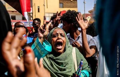 В столице Судана на акции протеста собирались тысячи людей