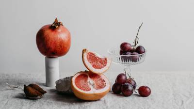 Эксперт Sina посоветовал включить в осенний рацион гранат, грейпфрут и грушу