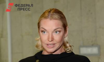 Волочкова покинула Россию: «Повезла Володю выгуливать»