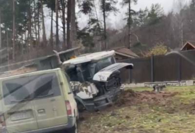 На Приморском шоссе произошла жуткая авария с участием грузовика