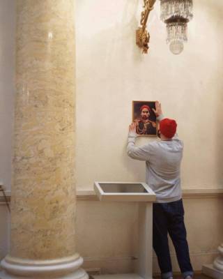 Петербуржец повесил свой портрет в Эрмитаже. Музей обратился в прокуратуру