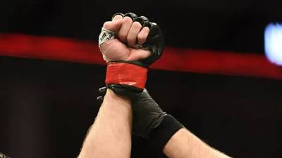 Гамзатов проиграл нокаутом Олексейчуку на турнире UFC 267