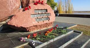Волгоградцы возложили цветы к памятнику жертвам политических репрессий