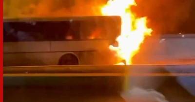 Автобус загорелся на Рублевском шоссе в Москве и вызвал пробку