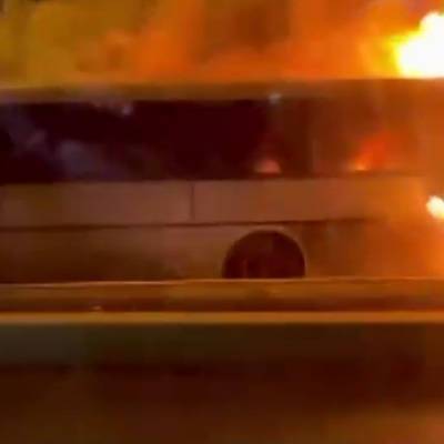 Тело погибшего обнаружено на месте сгоревшего автобуса на Рублёвском шоссе в Москве