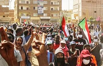 Абдель Фаттах Аль-Бурхан - Абдалла Хамдук - Переворот в Судане: сотни тысяч людей протестуют против захвата власти военными - charter97.org - Белоруссия - Судан - г. Хартум