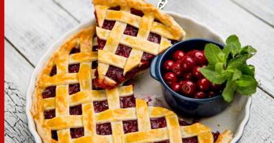 Слойки, розочки и вишневый пирог: три вкусных и быстрых рецепта из слоеного теста