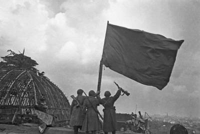 Какие красноармейцы установили красное знамя над Рейхстагом раньше Егорова и Кантарии - Русская семерка