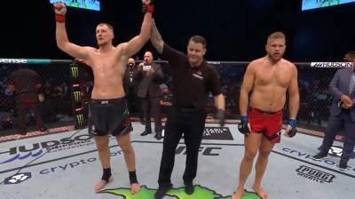 Российский боец стал победителем в бою с поляком на турнире UFC 267