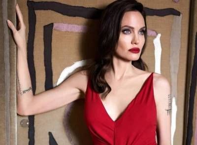 Джоли очаровала соблазнительным видом в кожаном платье: "Нам этого не хватало"