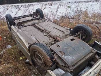 В Вологодской области не юная автоледи опрокинулась в кювет и поломала позвонок