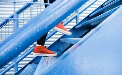 Ходьба по лестнице для профилактики гиподинамии; эффективный способ, не вызывающий усталости (Нихон кэйдзай, Япония)