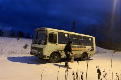 5-летняя девочка съехала на ледянке под колеса автобуса в Свердловской области