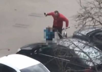 В Рязани сняли на видео отца, бьющего маленького сына